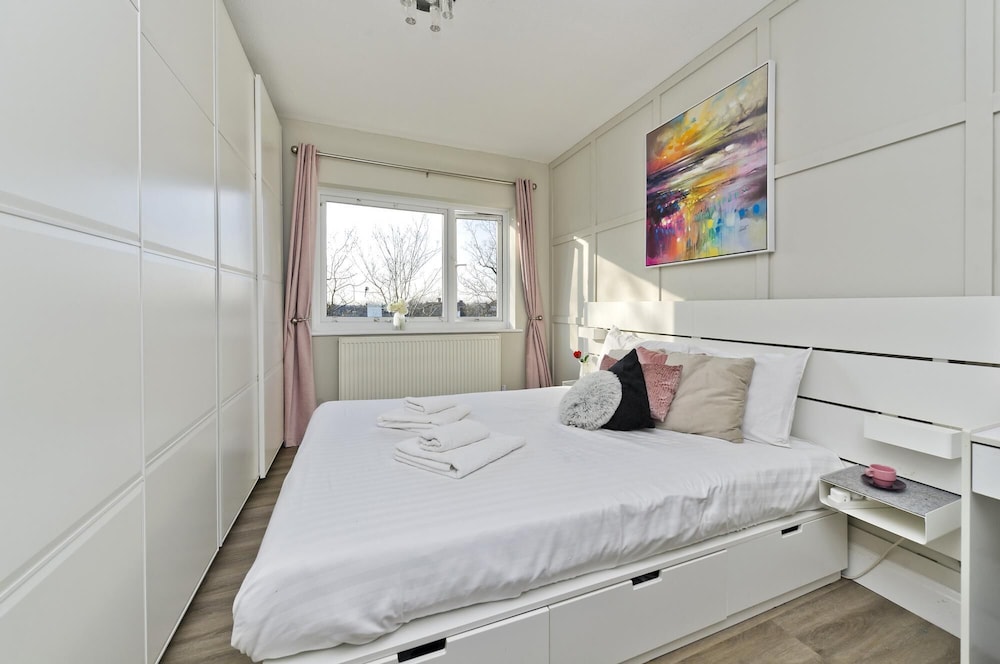 Attractive two Bedroom Flat in Ealing Broadway by Underthedoormat