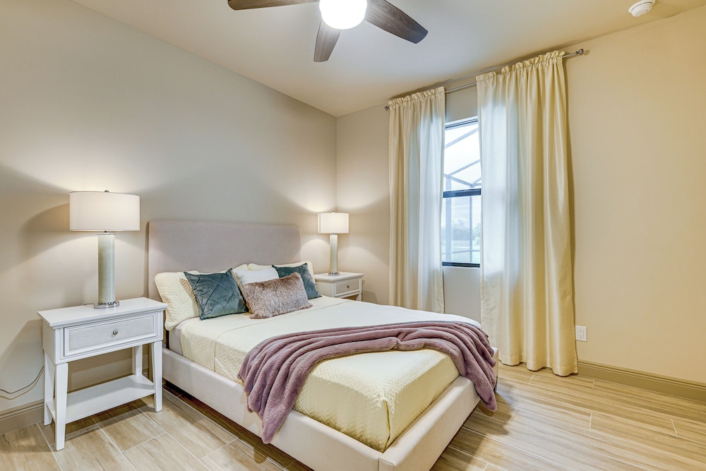 Outdoor Oasis: Spacious Family Home in Cape Coral!