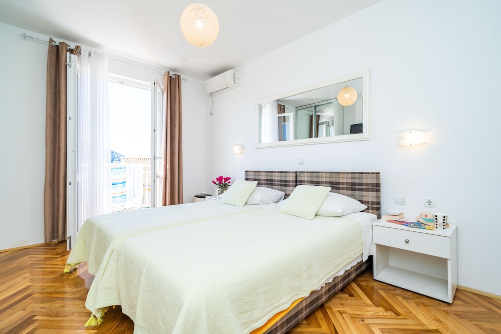 Jele Rooms