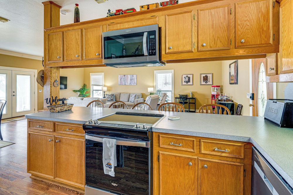 Private Pier, Porch! Quiet Lake Livingston Retreat