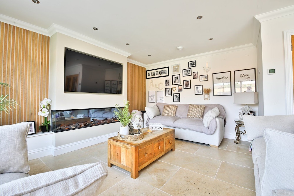Modern 5-bed Retreat With Parking