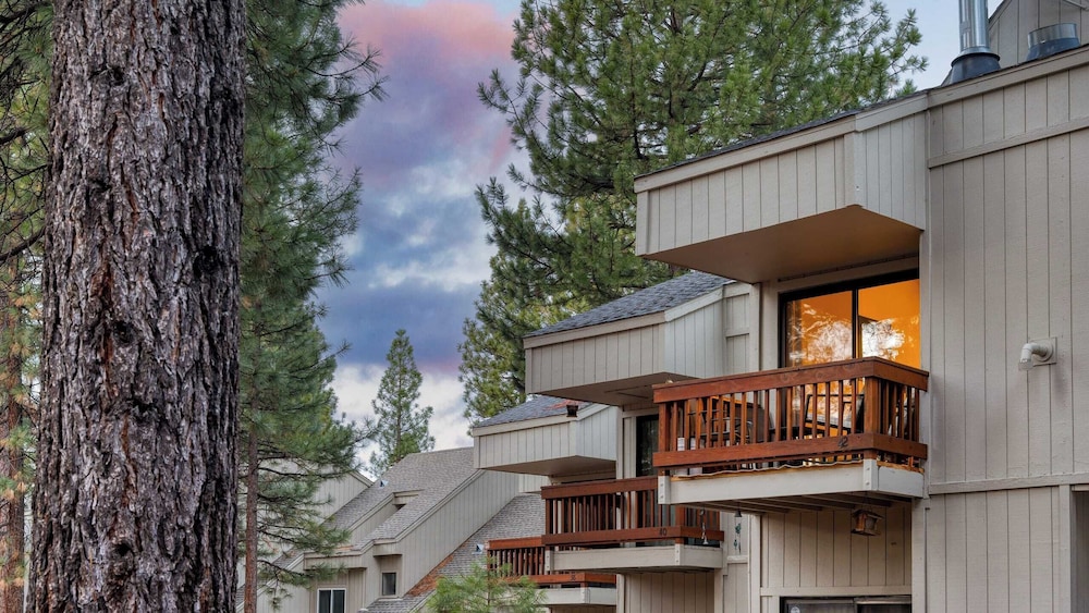 Crystal Pines Cozy Lake Tahoe Escape With Fully Equipped Kitchen and Balcony Views