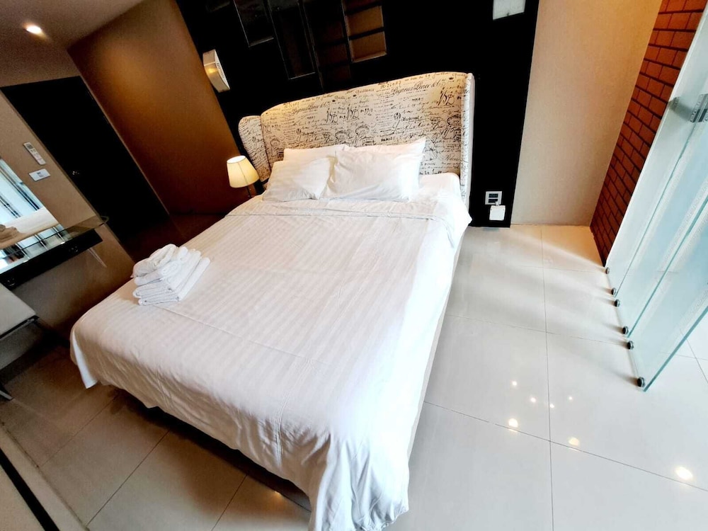 7B - 5 Bedroom Downtown Penthouse With Shared Pool