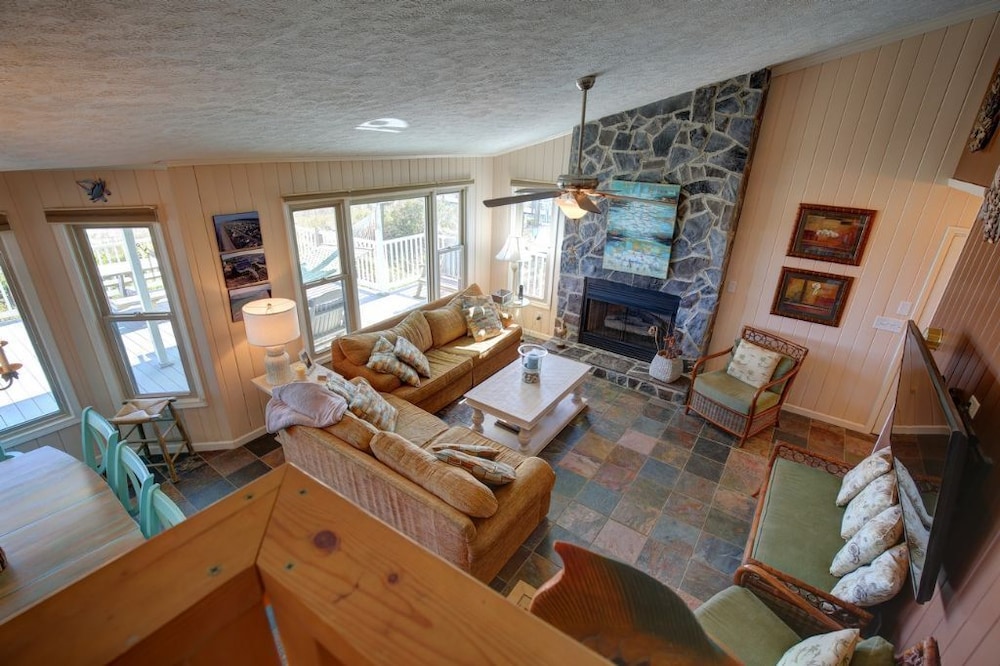 Windchimes 4 Bedroom Home by RedAwning