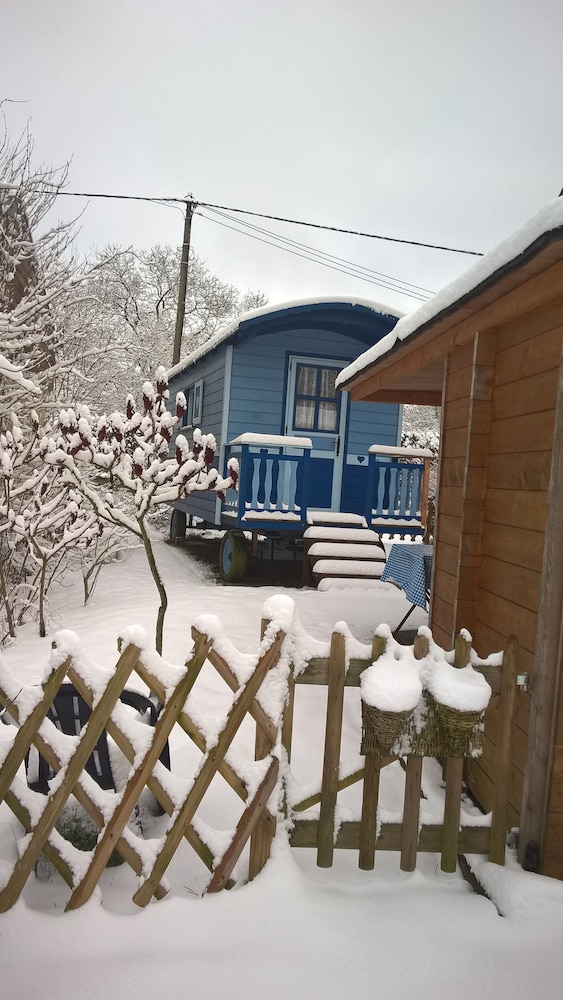 Cozy Little Blue Caravan in Scy Belgique