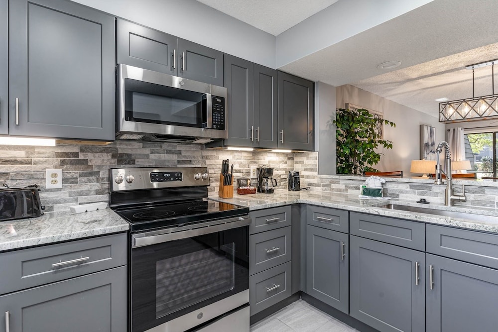 Beautifully remodeled 2 bedroom villa - 12D West Hyde Park 2 Villa view 2