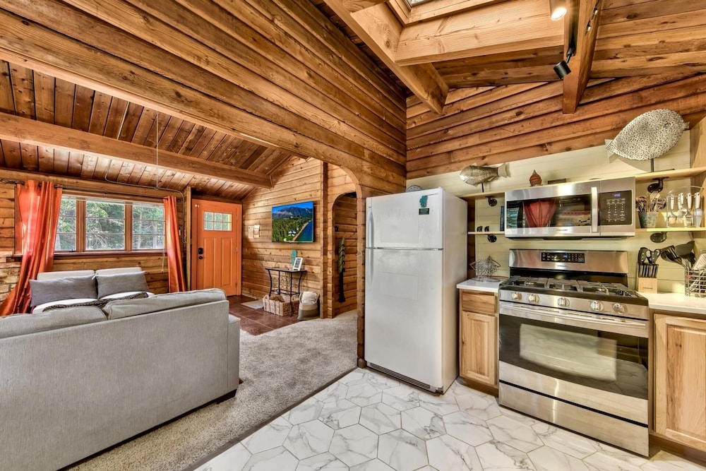 1577a The Tahoe Lazy Bear 3 Bedroom Cabin by RedAwning view 3
