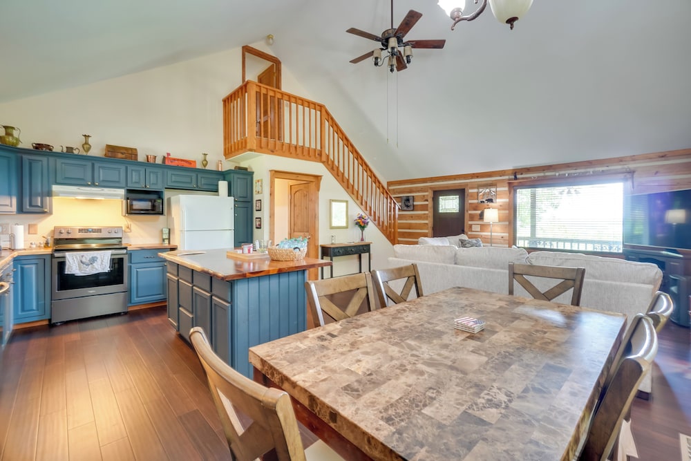 Lake & Mountain Views: Rockwood Cabin on 8 Acres