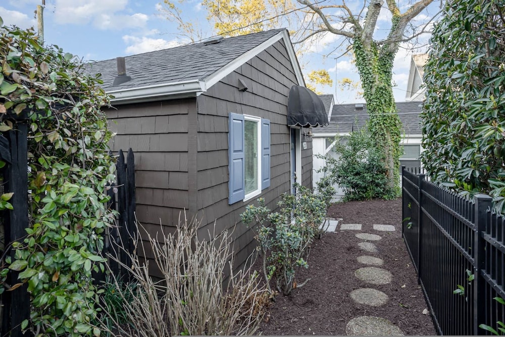 Little Coastal Cottage - Cute 1 1