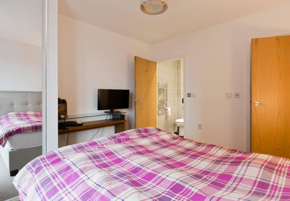 2-bed Apartment Only 15 Mins From Central London view 2