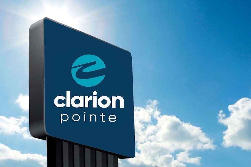 Clarion Pointe Milwaukee Airport