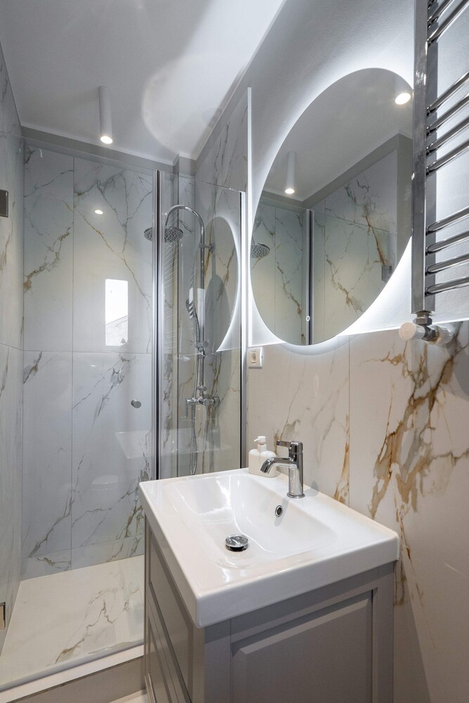 Romanian Athenaeum Flat - Refined 3BR Steps from Calea Victoriei