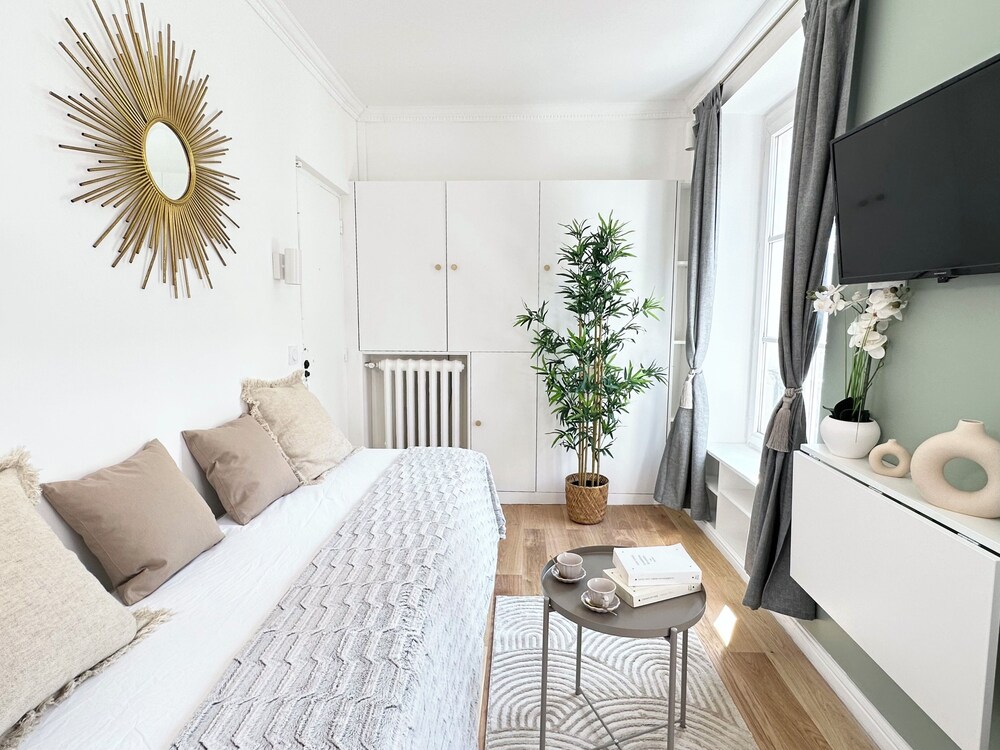 1586 Hauteville