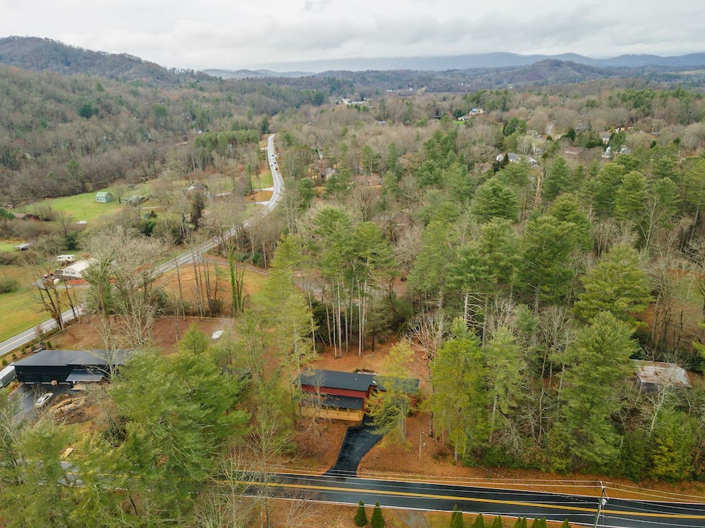 Rejuvenate in the Mtns w Sauna 5 min Drive to DT