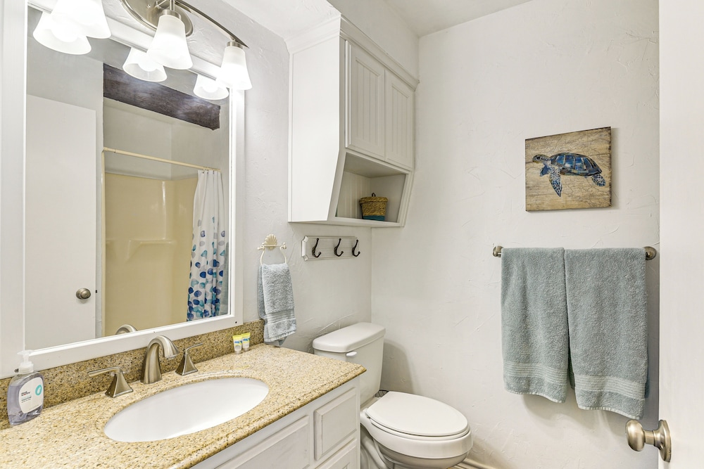 Walk to Beach: Ocean-view Home w/ Deck in Freeport