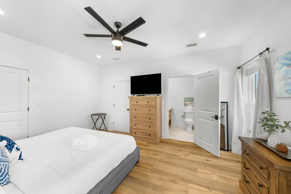 Beach House - 6th Street Retreat by PHG