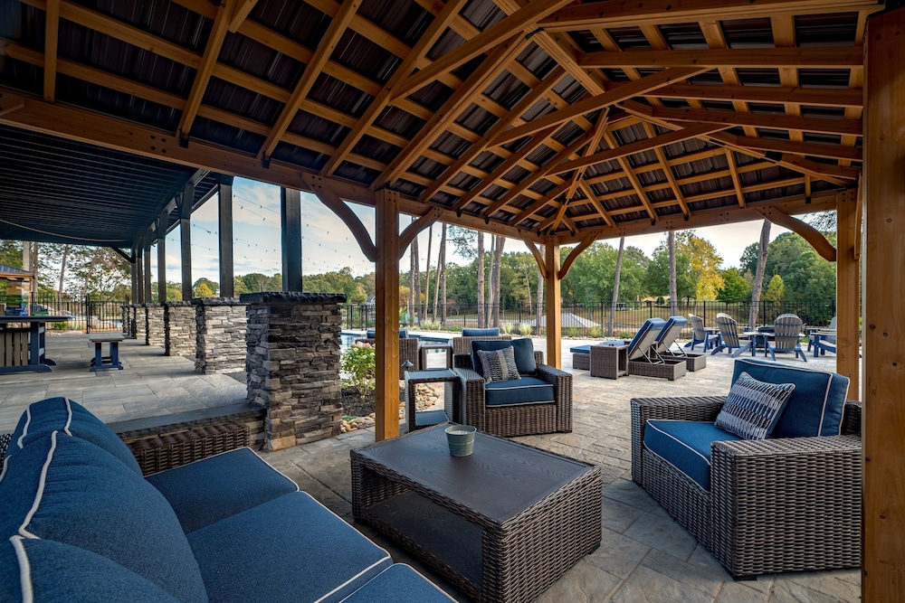 Blue Heron by Avantstay Lakefront Dock Pool Theater Sleeps 22