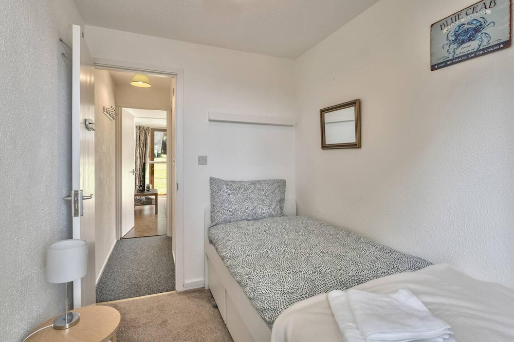 The Lookout, Sunny Beach Retreat, Sleeps 5 Guests view 2