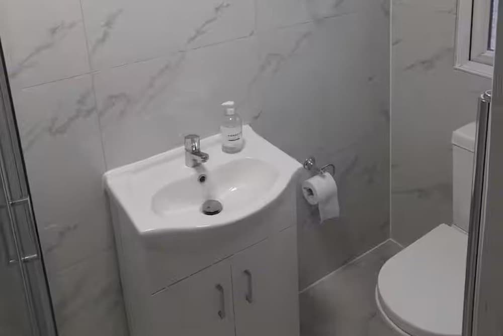 Family- Near Lcy Airport- Sleeps 6- Parking- Wi-fi