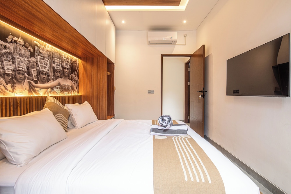 Enchanting 5BR Canggu Villa Moments to Sea