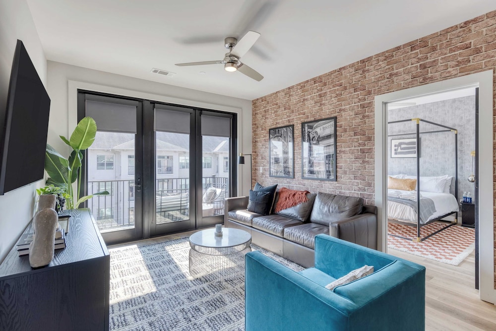 Sleeps 24 4 Modern Midtown Apartments w/ Gym + Pool Walkable to Shops & Eats