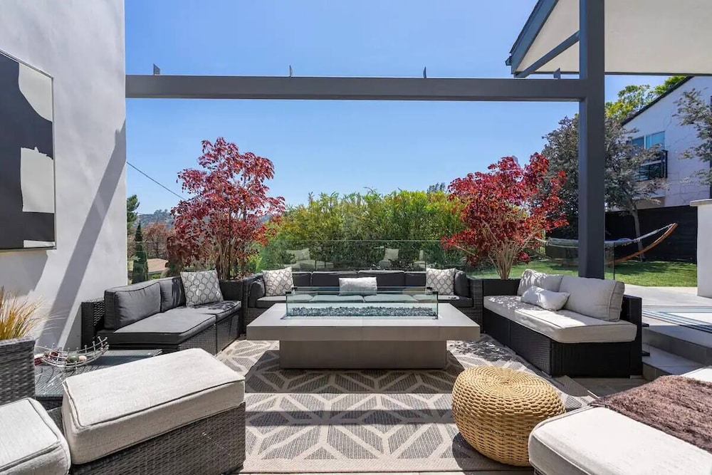 Troy Dr - Sleek & Modern Hollywood Hills Home With Stunning Views
