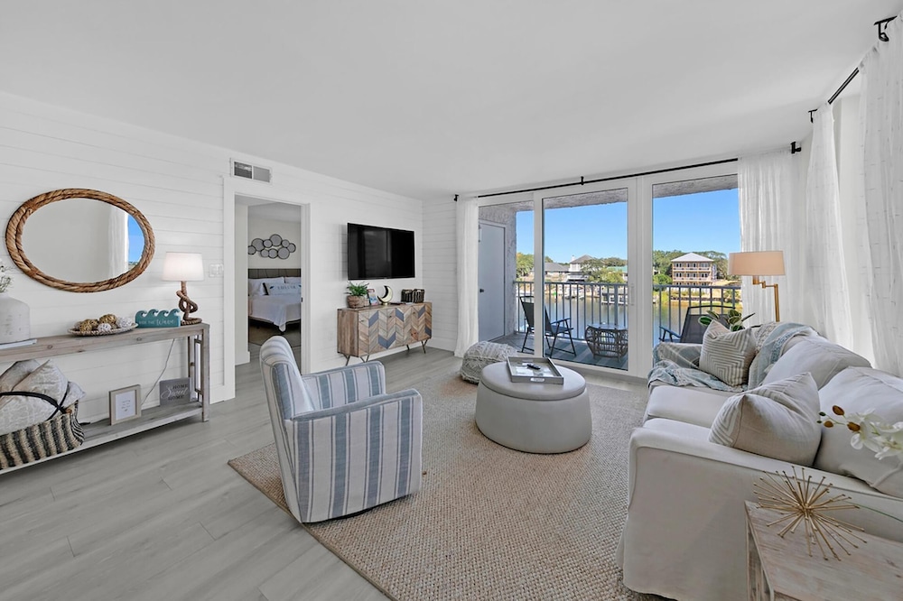 Dolphin Point #401c