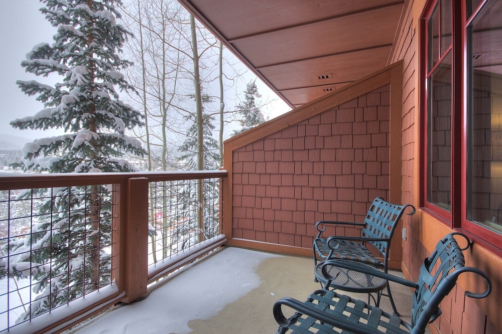Luxe 2br 2ba - Rocky Mountain Views + Walk To Mainstreet 2 Bedroom Apts by RedAwning