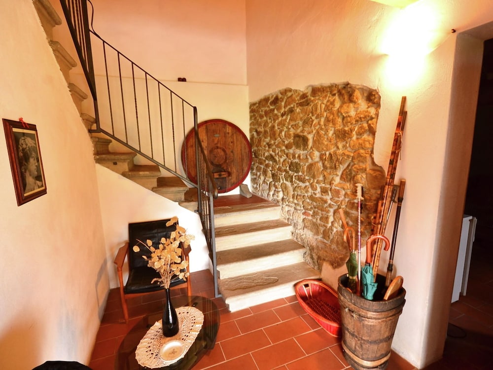 Vintage Cottage in Pescia with Hot Tub view 5