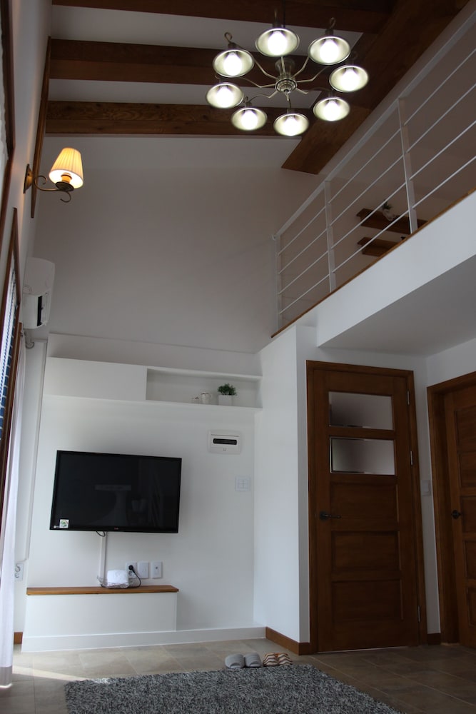 Hill & Falls House