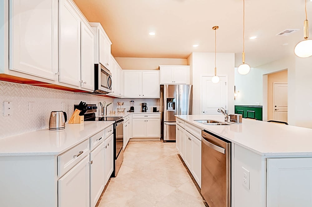 15807 Luxury 8 Bedroom Family Home With Game Room