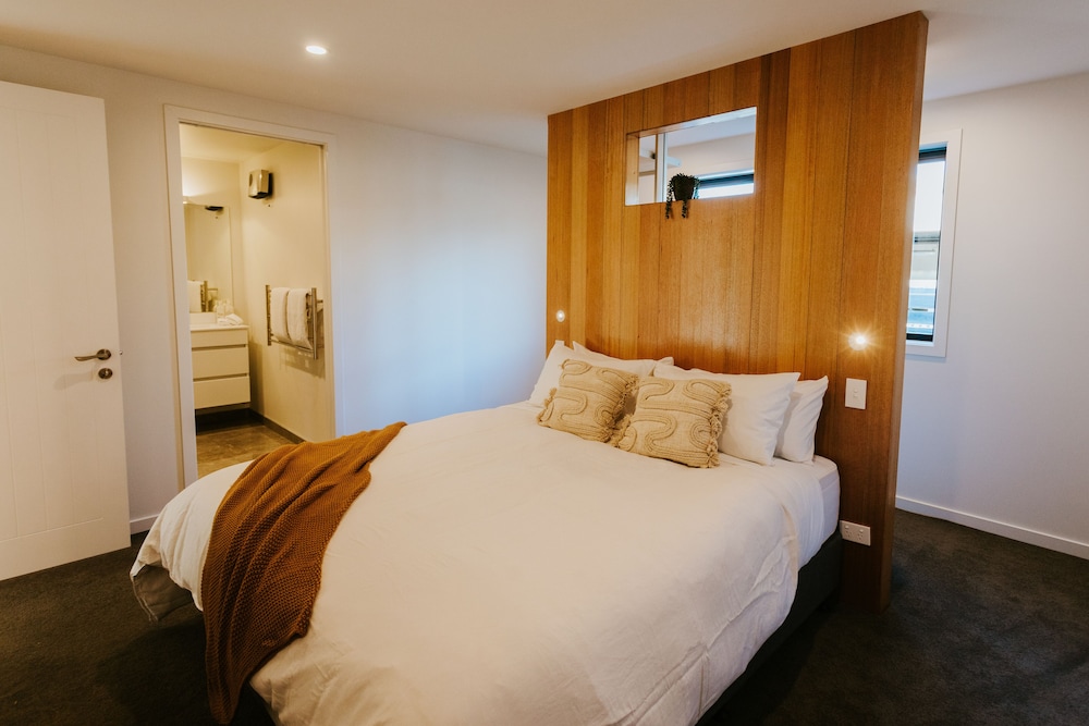 Wanaka Vacations - On The Rocks - Spacious - Property Image 1