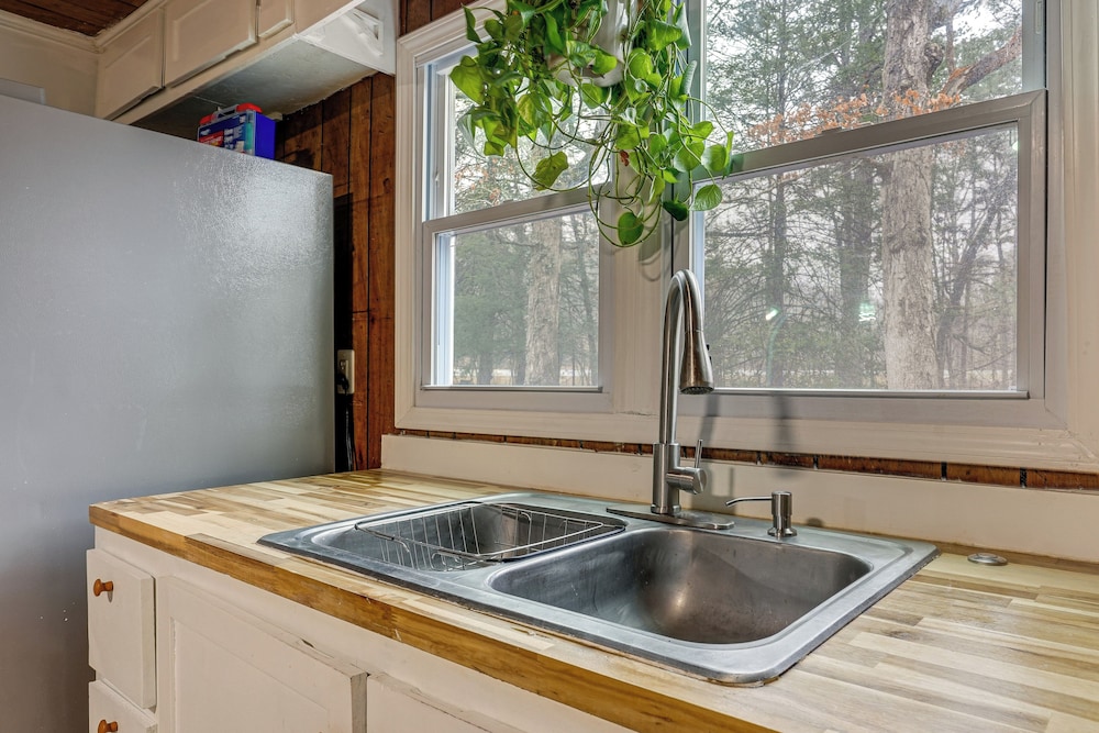 Deck & 2-acre Yard: Quiet Getaway in Crandall!