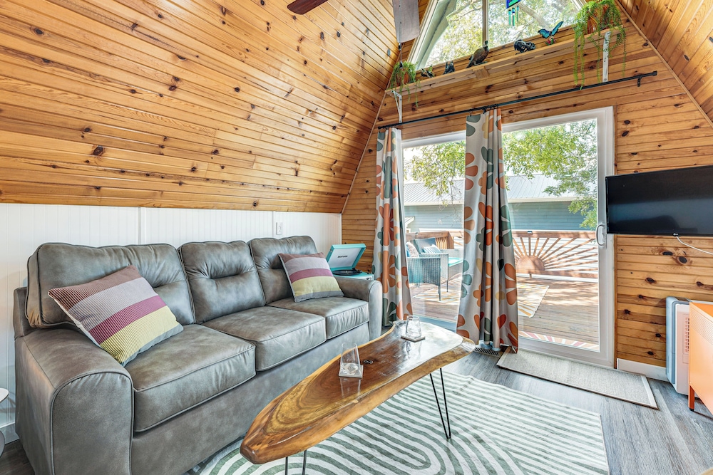 Cozy Cabin w/ Deck & Boat Launch Access in Lampe!
