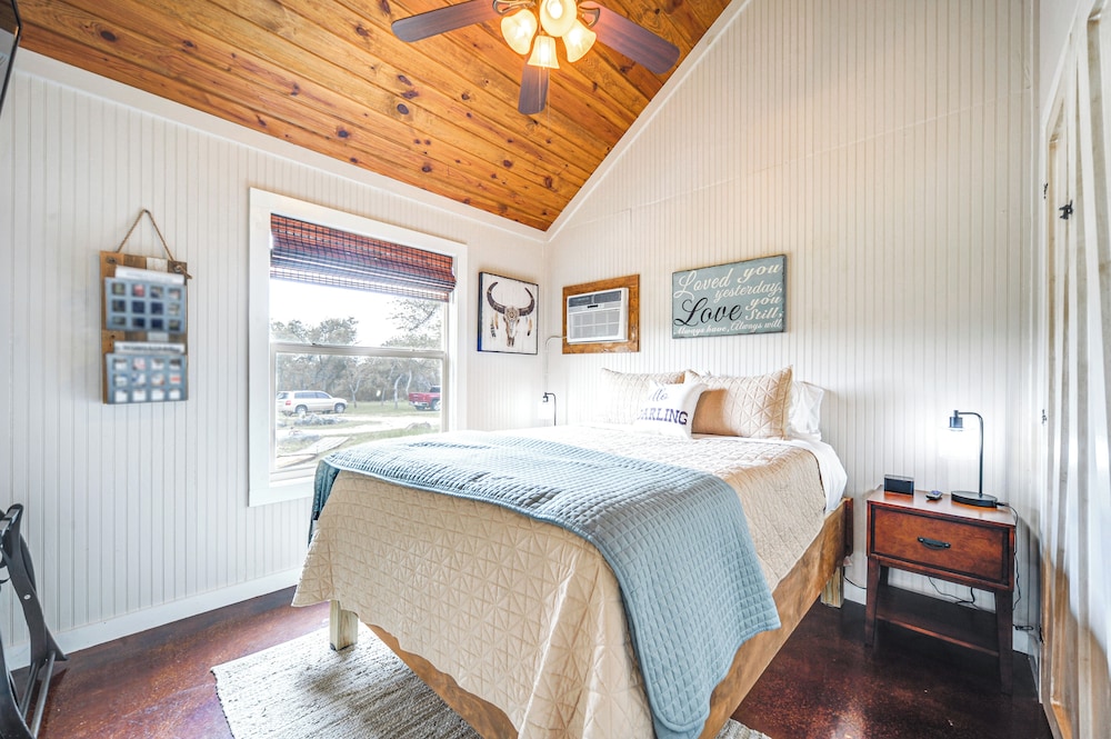 8 Mi to Dtwn Wimberley: Cabin Retreat on 5 Acres!