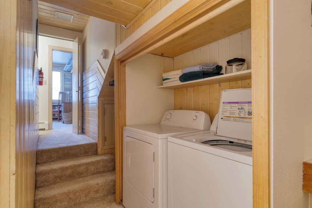 Vail Vista Mountain Retreat w/ Balcony & Views, Near Vail Ski Village