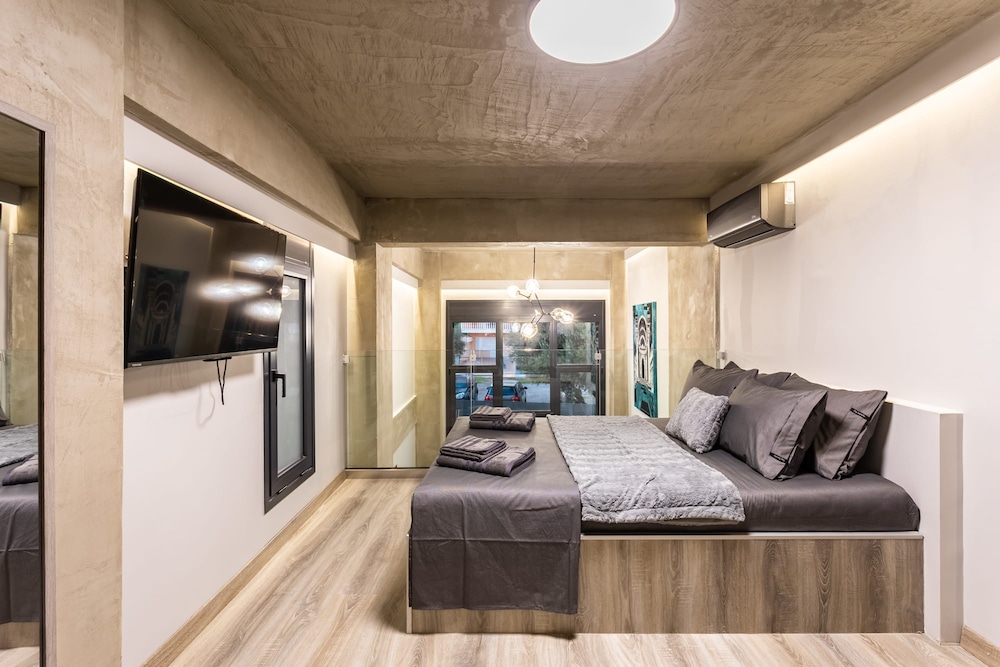 Ventiri Lofts - Luxury Duplex w Private Garden
