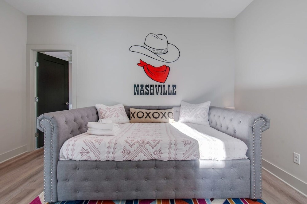 East Nash Lux - 13 Beds City Views