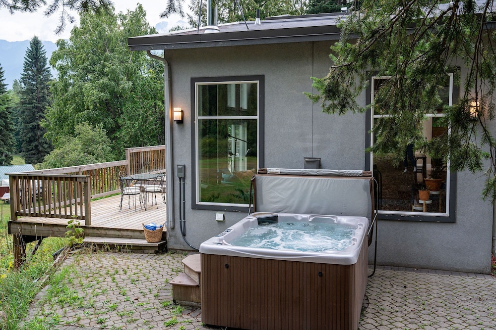 Revelstoke Lakehouse by Revelstoke Vacations