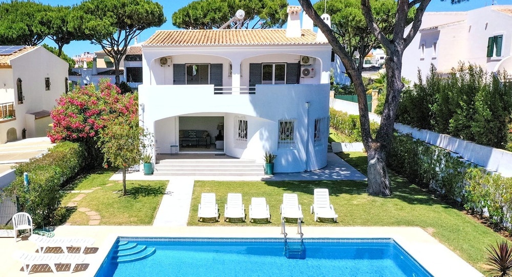 Old Village Area, Your Perfect Vilamoura Getaway, Private Pool, AC & Wifi