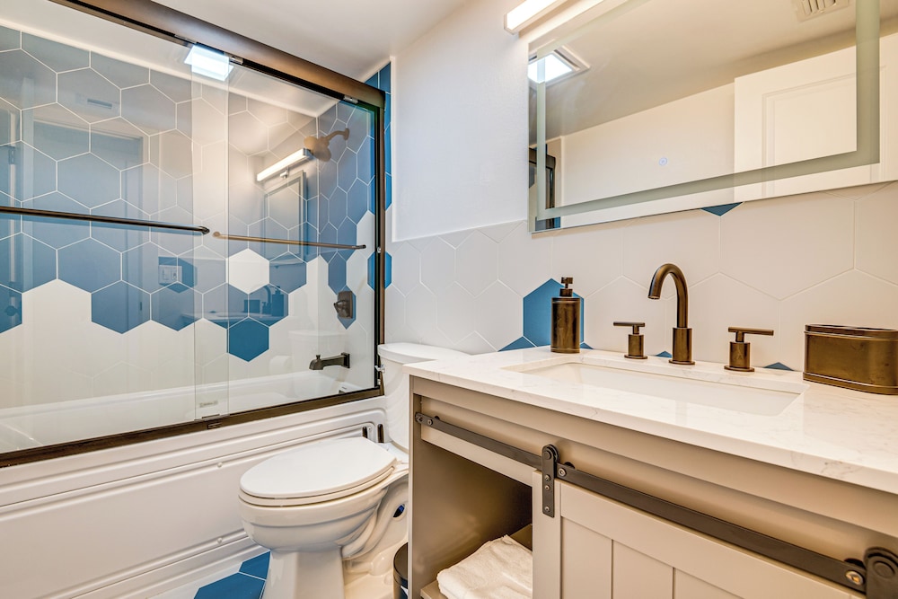 Steps to Ocean: Satellite Beach Condo w/ Balcony