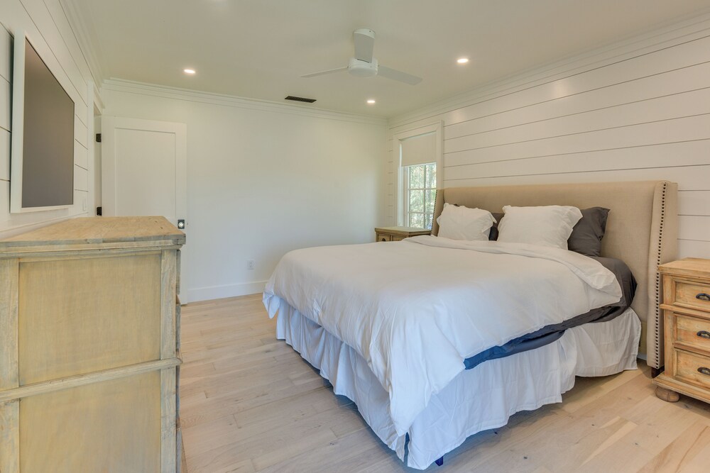 Sups & Dock at Waterfront Home in Freeport