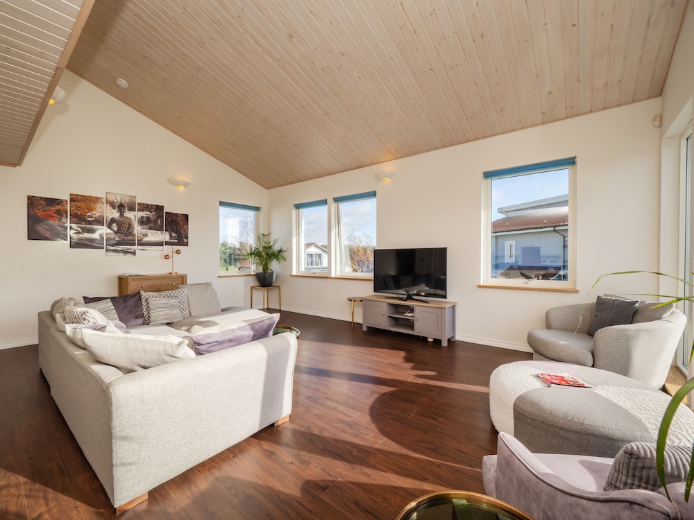 Luxury Lodge w/ Hot Tub on 400-Acre Estate