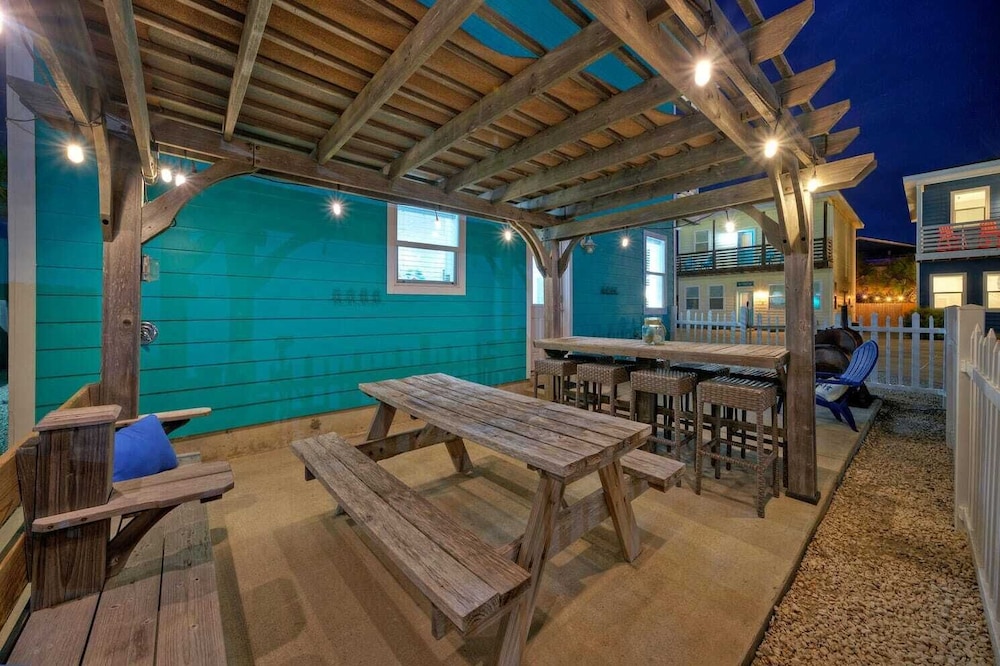 Sleeps 24, 2 Homes 2blocks to the Beach, Pool, Game Room, Patio w/ Outdoor Bar