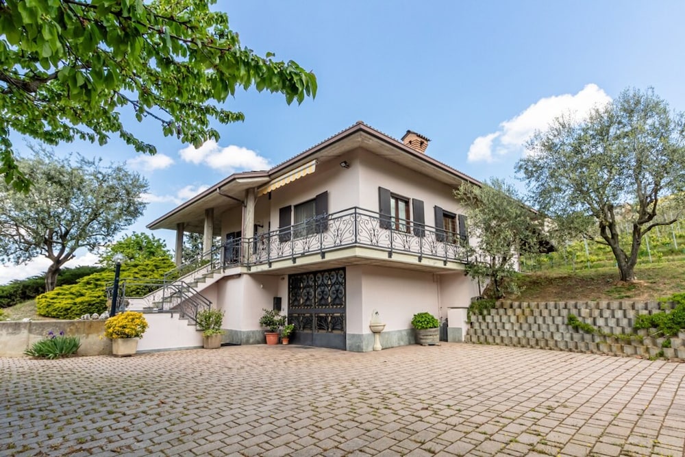Panorama Villa Nestled Among the Vineyards Langhe view 2