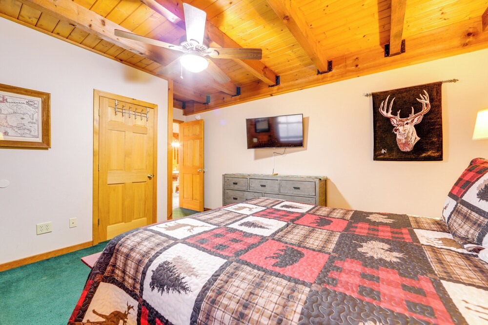 Family Log Cabin w/ Mtn Views, 2 Mi to Tube World!