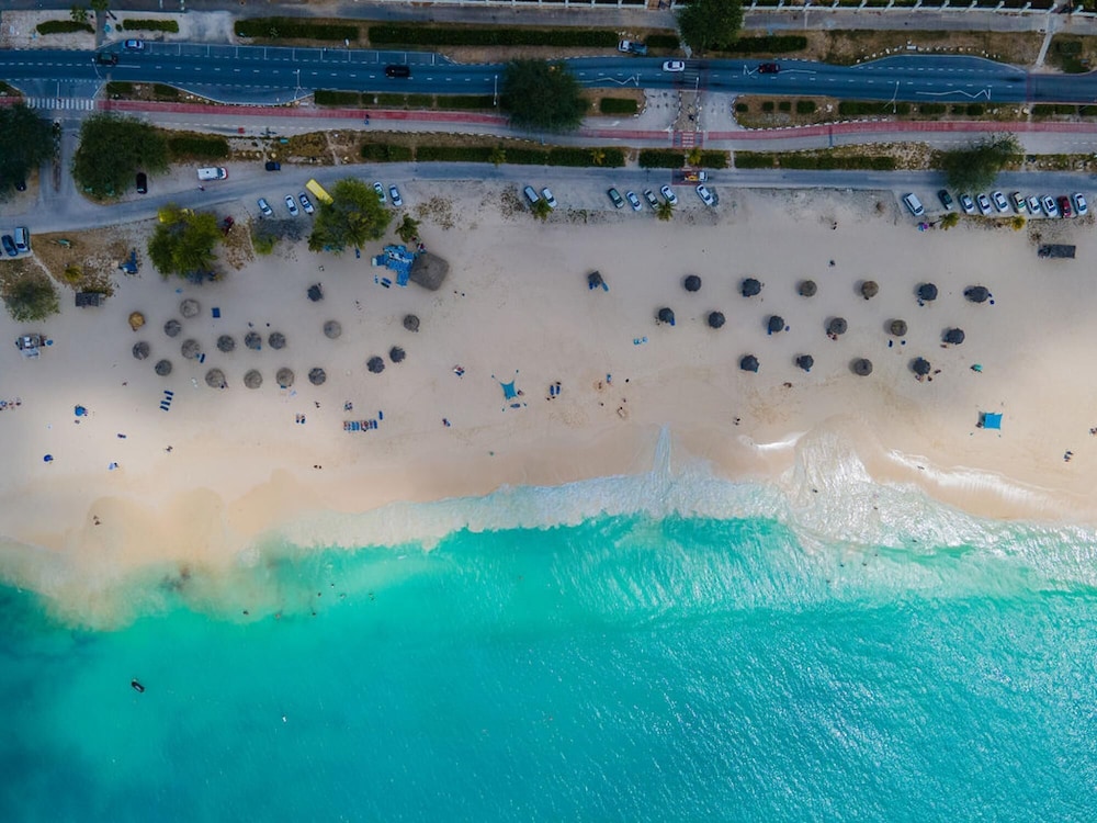 2BR 3min Walk 2 Eagle Beach Pool GYM Parking
