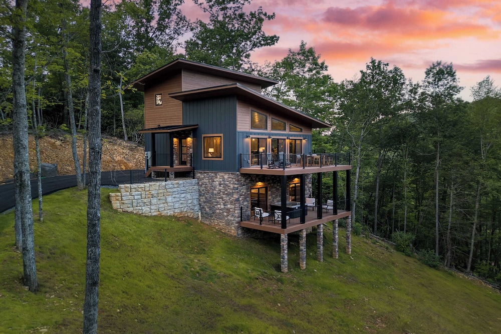 Luxe Cabin w/ Hot Tub, Views & Game Room Sleeps 10 Do Good Holler by Avantstay