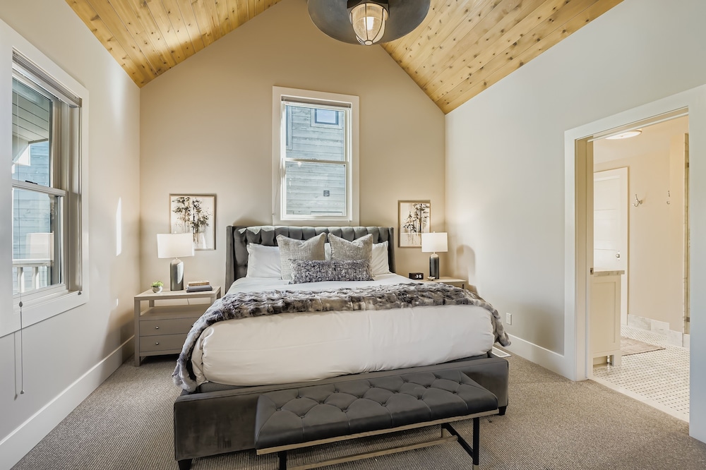 King Road Luxury Lodge, Private Hottub, Game Room, Media Room 45 4 Bedroom Home