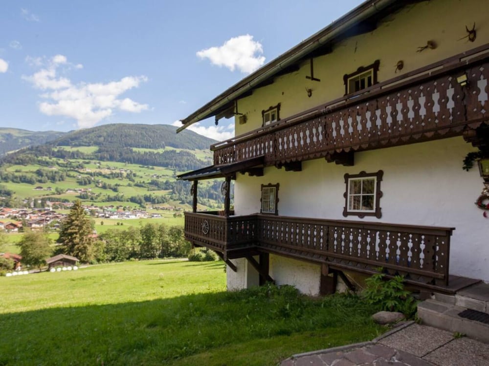 Mountain-view Cottage Sleeps 15 -balcony -pets Ok